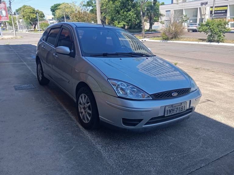 FORD - FOCUS - 2007/2008 - Prata - R$ 28.900,00