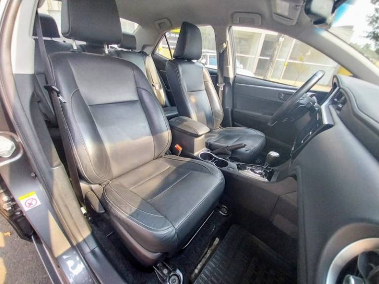 TOYOTA - COROLLA - 2018/2019 - Cinza - R$ 109.900,00