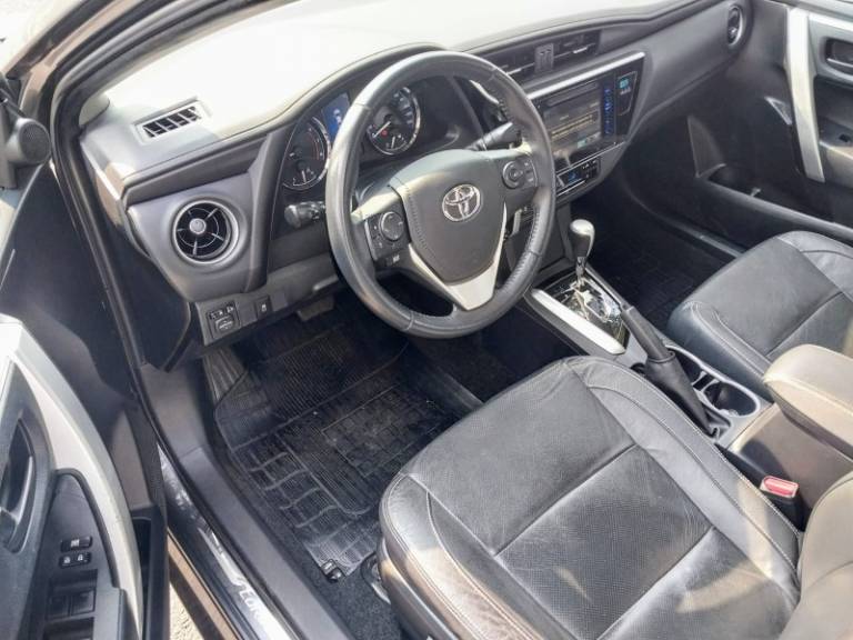 TOYOTA - COROLLA - 2018/2019 - Cinza - R$ 109.900,00