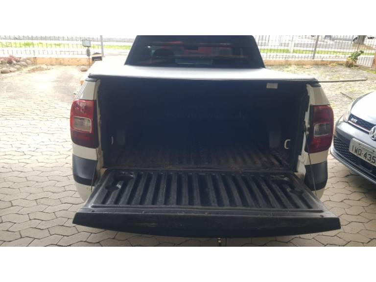 VOLKSWAGEN - SAVEIRO - 2010/2011 - Branca - R$ 42.900,00