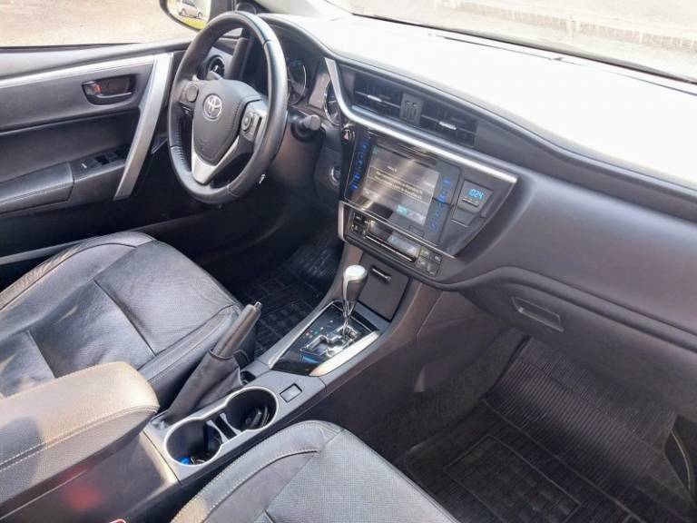 TOYOTA - COROLLA - 2018/2019 - Cinza - R$ 109.900,00