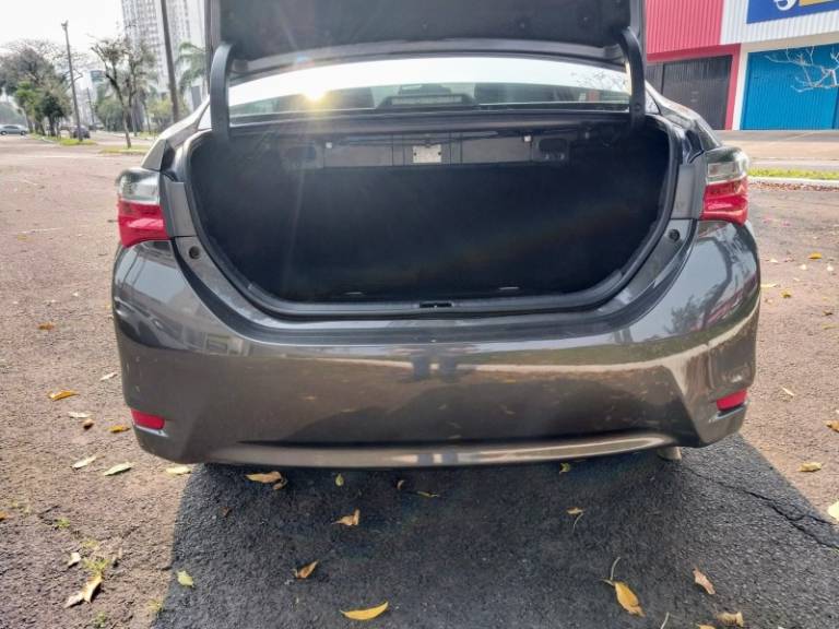 TOYOTA - COROLLA - 2018/2019 - Cinza - R$ 109.900,00