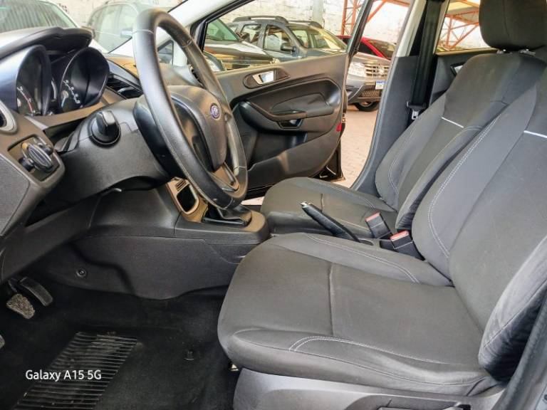 FORD - FIESTA - 2013/2014 - Preta - R$ 44.900,00