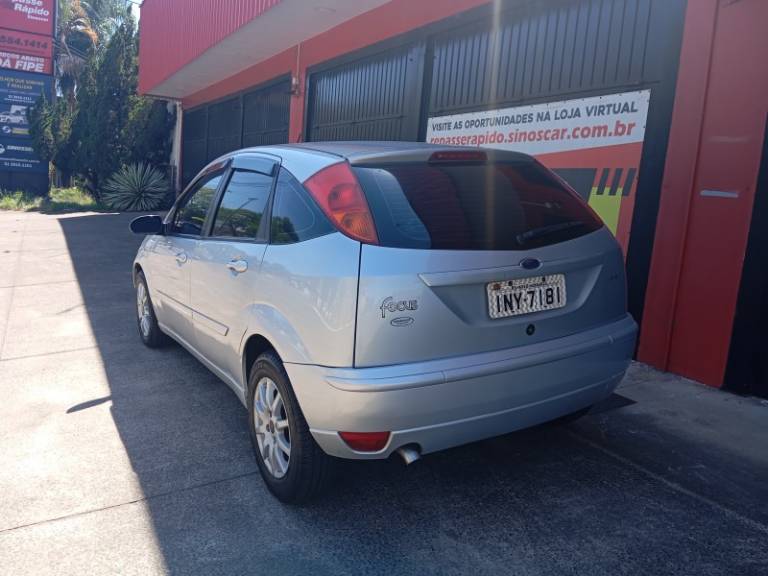 FORD - FOCUS - 2007/2008 - Prata - R$ 28.900,00