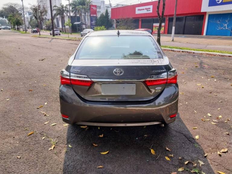 TOYOTA - COROLLA - 2018/2019 - Cinza - R$ 109.900,00
