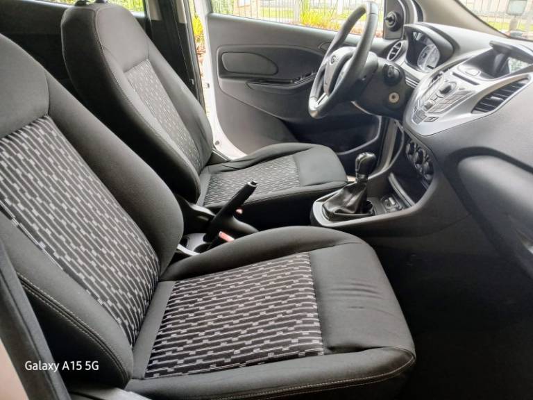 FORD - KA - 2014/2015 - Branca - R$ 45.900,00