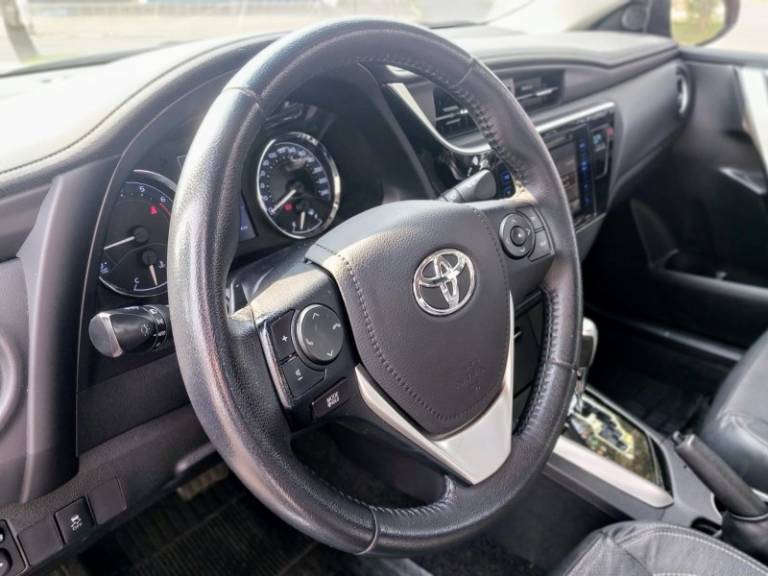 TOYOTA - COROLLA - 2018/2019 - Cinza - R$ 109.900,00