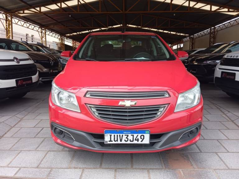 CHEVROLET - PRISMA - 2013/2014 - Vermelha - R$ 45.900,00