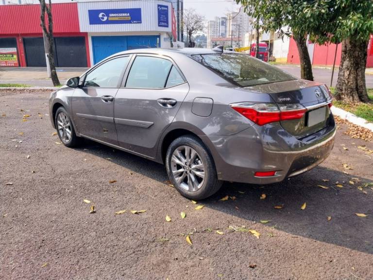 TOYOTA - COROLLA - 2018/2019 - Cinza - R$ 109.900,00